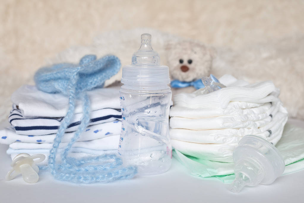 Erstausstattung für Babys - Kleidung, Windeln, Flasche, Schnuller